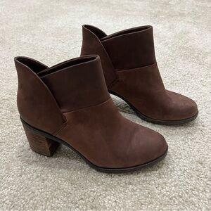 Clarks Malvet Helen 3” Heeled Leather Pull On Booties Boots Sz 8 Brown 60731120,